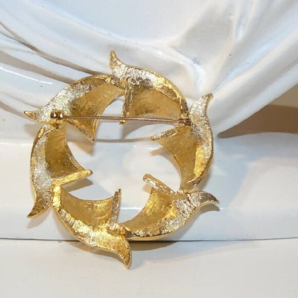 Gold Plated Round Leaf Shapes Brooch with Rhinestones - Picture 6 of 6